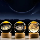 Luminária Cristal de Mesa Sistema Solar Saturno Lua Galáxia LED Base Madeira Enfeite Decorativo Casa